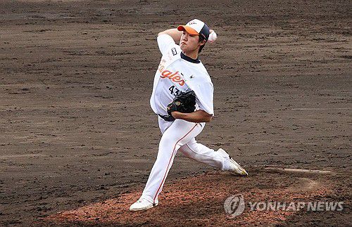 역투하는 정우주(오키나와=연합뉴스) 강수환 기자 = 26일 오후 일본 오키나와 고친다 구장에서 열린 프로야구 한화이글스와 KT위즈의 연습경기에서 9회초 구원투수로 나선 한화 정우주가 역투하고 있다. 2025.2.26 swan@yna.co.kr