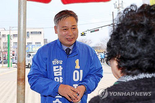 유세하는 이재종 후보[연합뉴스 자료사진]