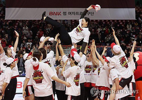 우승 헹가래(부산=연합뉴스) 강선배 기자 = 여자 프로농구 부산 BNK 썸이 20일 부산 사직체육관에서 열린 챔피언결정 3차전에서 우리은행을 꺾고 우승했다. BNK 선수들이 박정은 감독 헹가래를 치며 즐거워하고 있다. 2025.3.20 sbkang@yna.co.kr