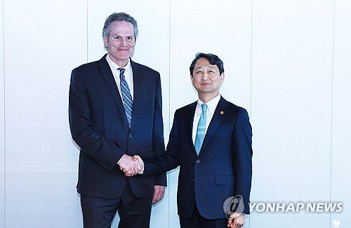 안덕근 장관, 마이크 던리비 알래스카 주지사와 기념 촬영(서울=연합뉴스) 안덕근 산업통상자원부 장관이 25일 서울 중구 플라자호텔에서 마이크 던리비 미국 알래스카주 주지사와 기념 촬영하고 있다. 2025.3.25 [산업통상자원부 제공. 재판매 및 DB 금지] photo@yna.co.kr
