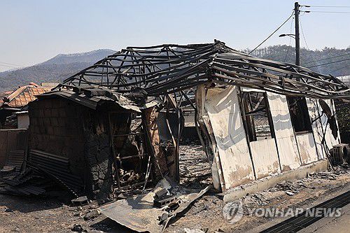 산불 휩쓸고 간 의성(의성=연합뉴스) 이주형 기자 = 26일 경북 의성군 단촌면의 한 마을 주택이 산불에 불타 폐허로 변해 있다.     의성에서는 이번 산불로 다수의 사망자가 발생했다. 2025.3.26 coolee@yna.co.kr