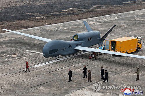 북한 김정은, 공중통제기 탑승ㆍ자폭무인기 참관…"무인ㆍAI 최우선"(평양 조선중앙통신=연합뉴스) 김정은 북한 국무위원장이 지난 25~26일 새로 개발·생산하고 있는 무인항공기술연합체와 탐지전자전연구집단의 국방과학연구사업을 지도했다고 조선중앙통신이 27일 보도했다. 2025.3.27      [국내에서만 사용가능. 재배포 금지. For Use Only in the Republic of Korea. No Redistribution] nkphoto@yna.co.kr