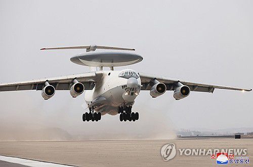 북한 김정은, 공중통제기 탑승ㆍ자폭무인기 참관…"무인ㆍAI 최우선"(평양 조선중앙통신=연합뉴스) 김정은 북한 국무위원장이 지난 25~26일 새로 개발·생산하고 있는 무인항공기술연합체와 탐지전자전연구집단의 국방과학연구사업을 지도했다고 조선중앙통신이 27일 보도했다. 사진은 북한이 처음으로 공개한 공중조기경보통제기로 보이는 비행기.2025.3.27      [국내에서만 사용가능. 재배포 금지. For Use Only in the Republic of Korea. No Redistribution] nkphoto@yna.co.kr