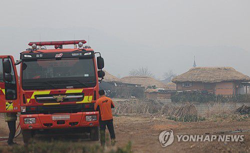 세계유산 하회마을 보호하는 소방관들(안동=연합뉴스) 천경환 기자 = 27일 산불 연기로 뒤덮인 안동 하회마을에서 소방관들이 순찰을 돌고 있다. 2025.3.27 kw@yna.co.kr