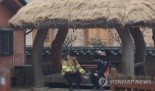 하회마을서 허겁지겁 끼니 때우는 소방관들(안동=연합뉴스) 천경환 기자 = 27일 산불 연기로 뒤덮인 안동 하회마을에서 소방관들이 김밥 등으로 끼니를 때우며 대기하고 있다. 2025.3.27 kw@yna.co.kr