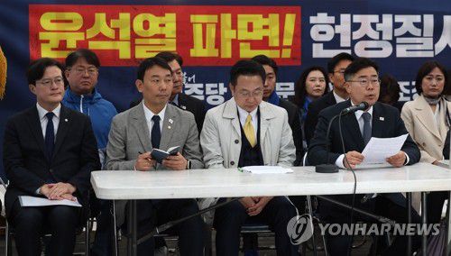 정책조정회의서 발언하는 박찬대 원내대표(서울=연합뉴스) 황광모 기자 = 더불어민주당 박찬대 원내대표가 27일 서울 종로구 광화문 천막당사에서 열린 정책조정회의에서 발언하고 있다. 2025.3.27 hkmpooh@yna.co.kr