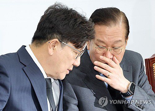 대화하는 권영세-권성동(서울=연합뉴스) 박동주 기자 = 27일 서울 여의도 국회에서 열린 국민의힘 산불재난대응 특별위원회 긴급회의에서 국민의힘 권영세 비상대책위원장과 권성동 원내대표가 대화하고 있다. 2025.3.27 pdj6635@yna.co.kr