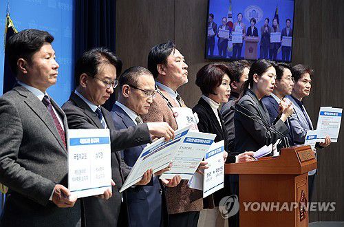 검찰총장 딸 특혜 취업 의혹 관련 기자회견하는 민주당 외통위 위원들(서울=연합뉴스) 박동주 기자 = 더불어민주당 외교통일위원회 소속 위원들이 27일 국회 소통관에서 심우정 검찰총장 딸의 외교부 특혜 취업 의혹 관련 기자회견을 하고 있다. 2025.3.27 pdj6635@yna.co.kr