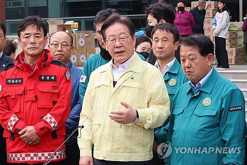 취재진 질문에 답하는 이재명 대표(청송=연합뉴스) 김주성 기자 = 더불어민주당 이재명 대표가 27일 경북 청송군 진보문화체육센터에 마련된 이재민 대피소에서 산불 피해 주민들을 만난 뒤 취재진의 질문에 답하고 있다. 2025.3.27 utzza@yna.co.kr