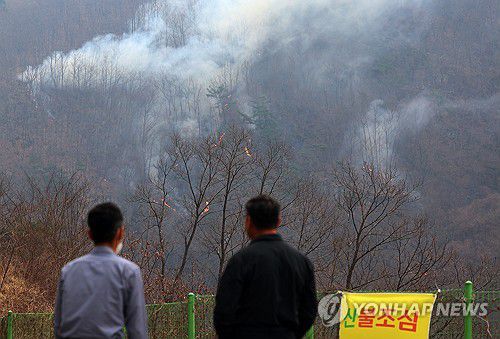 기대한 비는 안 오고.. 번져나가는 산불(의성=연합뉴스) 김도훈 기자 = 27일 경북 의성군 옥산면 금봉저수지에서 주민이 번져나가는 산불을 바라보고 있다. 2025.3.27 superdoo82@yna.co.kr
