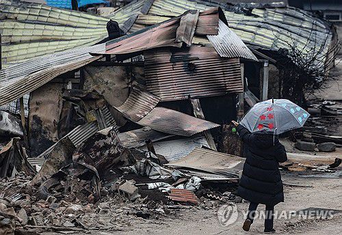 우산만 적시는 야속한 비(대구=연합뉴스) 윤관식 기자 = 27일 경북 영덕군 지품면 원전리 산불 현장에 내리는 비에 한 주민이 우산을 쓰고 있다.     이날 이곳에는 강수량이 측정되지 않는 극소량의 비가 짧은 시간 내렸다. 2025.3.27 psik@yna.co.kr