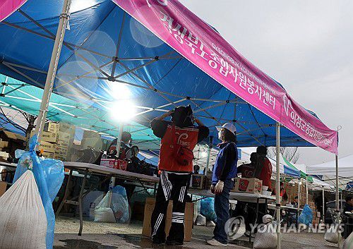 '이토록 반가운 비'(의성=연합뉴스) 나보배 기자 = 엿새째 산불이 잦아들고 있지 않은 27일 오후 6시 20분께 의성군청 임시청사에 비가 내리자 자원봉사자들이 기뻐하고 있다. 하지만 비는 10여분 내리다가 그쳤다. 2025.3.27 warm@yna.co.kr