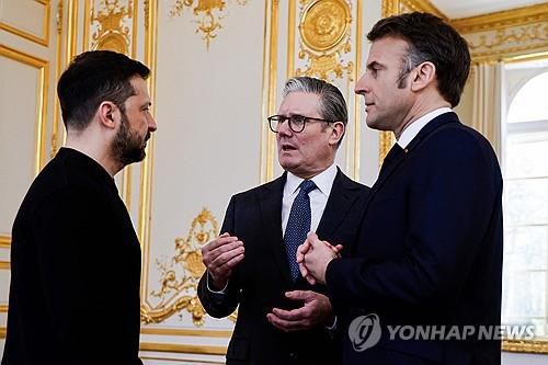 다시 만난 세 정상(파리 AFP=연합뉴스) 27일(현지시간) 프랑스 파리 엘리제궁에서 열린 '의지의 연합' 정상회의에 앞서 영국과 프랑스, 우크라이나 정상이 대화하고 있다. 2025.03.27.