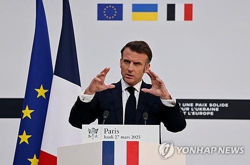 기자회견하는 마크롱 대통령(파리 로이터=연합뉴스) 에마뉘엘 마크롱 프랑스 대통령이 27일(현지시간) '의지의 연합' 정상회의 후 기자회견을 열고 있다. 2025.03.27.