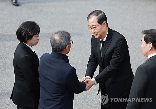 한덕수 권한대행, 제2연평해전·연평도 포격전 희생자 유족 위로 (대전=연합뉴스) 홍해인 기자 = 한덕수 대통령 권한대행 국무총리가 28일 국립대전현충원 제2연평해전·연평도 포격전 희생자 묘역에서 유족을 위로하고 있다. 2025.3.28     hihong@yna.co.kr (끝)