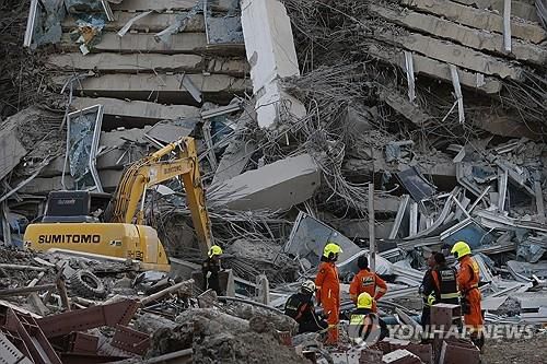 지진으로 무너진 방콕 건물 [EPA 연합뉴스. 재판매 및 DB 금지]