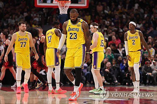 르브론 제임스(23번) 등 레이커스 선수들[게티이미지/AFP=연합뉴스]