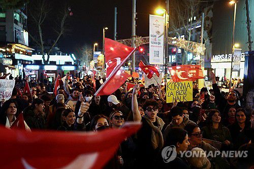 튀르키예 반정부시위(이스탄불 로이터=연합뉴스) 26일(현지시간) 이스탄불 밤거리에 에크렘 이마모을루 이스탄불시장의 석방을 촉구하는 반정부 시위대가 행진 중이다. 2025.3.27 photo@yna.co.kr