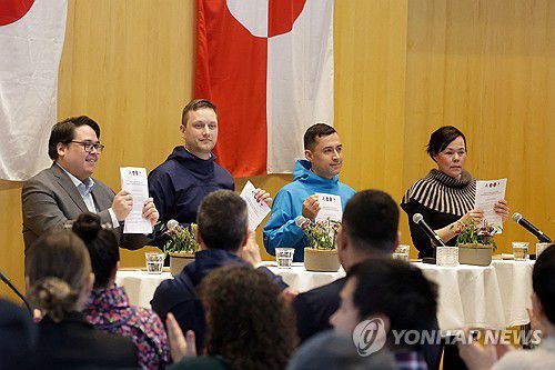 그린란드 새 연립정부 출범(누크[그린란드] 로이터=연합뉴스) 28일(현지시간) 그린란드 수도 누크에서 새 연립정부 서명식이 열리고 있다. 2025.3.28 photo@yna.co.kr [재판매 및 DB 금지]