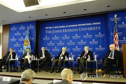 지난 2014년 제네바합의 20주년 세미나에 나선 1994년 협상 주역들(워싱턴=연합뉴스) 김세진 특파원 = 20일(현지시간) 워싱턴DC에서 존스홉킨스 국제관계대학원(SAIS) 주최로 열린 '제네바합의 20주년' 세미나에 1994년 당시 협상을 이끌었던 주역들이 참석했다. 왼쪽부터 다케우치 유키오(竹內行夫) 전 일본 외무성 사무차관, 한승주 전 외교장관, 조엘 위트 SAIS 객원교수, 로버트 갈루치 전 미국 대북특사, 제임스 레이니 전 주한 미국대사, 스티븐 보즈워스 전 미국 대북특사. 2014.10.21 <<국제뉴스부 기사 참조>> smile@yna.co.kr