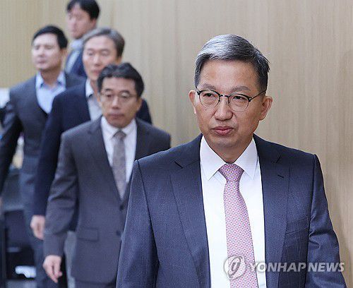 입장하는 우종수 국가수사본부장(서울=연합뉴스) 임화영 기자 = 우종수 경찰청 국가수사본부장(앞)이 9일 오전 서울 서대문구 경찰청 국수본에서 12·3 계엄 사태 수사 상황 관련 첫 브리핑을 하기 위해 입장하고 있다. 2024.12.9 hwayoung7@yna.co.kr