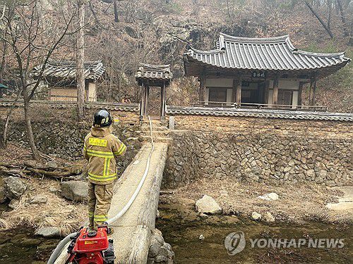 '만휴정을 사수하라'(안동=연합뉴스) 지난 22일 경북 의성에서 난 산불이 바람을 타고 동진하면서 안동까지 번진 가운데 경북도소방본부 관계자가 25일 안동 길안면 묵계리 만휴정을 둘러보고 있다. 만휴정은 조선시대인 1706년 문신인 보백당(寶白堂) 김계행이 만년을 보내기 위해 건립한 곳으로 경상북도 문화유산자료로 지정되어 있다. 2025.3.25 [경북도소방본부 제공.재판매 및 DB 금지] duck@yna.co.kr