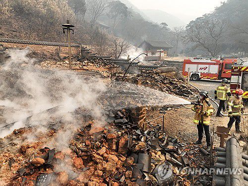 중수 작업하는 소방대원들(의성=연합뉴스) 김도훈 기자 = 26일 경북 의성군 단촌면 고운사에서 소방대원들이 불에 탄 건물 위에 물을 뿌리고 있다.     이번 화재로 국가 지정 문화유산 보물로 지정된 가운루와 연수전 등이 소실됐다. 2025.3.26 superdoo82@yna.co.kr