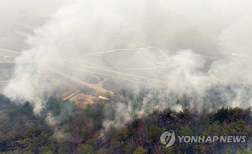 '방심할 수 없다' 계속되는 산불(안동=연합뉴스) 김도훈 기자 = 26일 경북 안동시 임동면 갈전리 야산이 불에 타며 연기가 피어오르고 있다. 2025.3.26 superdoo82@yna.co.kr