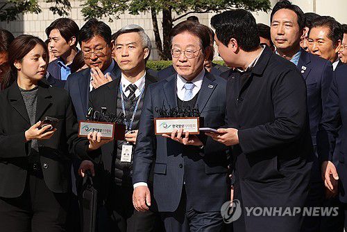 법원 나서는 이재명 대표(서울=연합뉴스) 더불어민주당 이재명 대표가 26일 서울고등법원에서 열린 공직선거법 위반 사건 항소심에서 무죄를 선고받은 뒤 법원을 나서고 있다. 2025.3.26 [사진공동취재단] photo@yna.co.kr