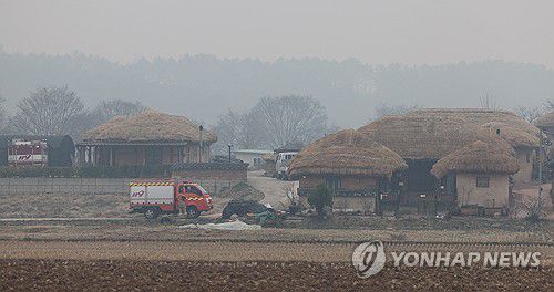 세계유산 하회마을 보호하는 소방관들(안동=연합뉴스) 천경환 기자 = 27일 산불 연기로 뒤덮인 안동 하회마을에서 소방관들이 순찰을 돌고 있다. 2025.3.27 kw@yna.co.kr