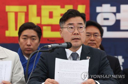 발언하는 박찬대 원내대표(서울=연합뉴스) 황광모 기자 = 더불어민주당 박찬대 원내대표가 27일 서울 종로구 광화문 천막당사에서 열린 정책조정회의에서 발언하고 있다. 2025.3.27 hkmpooh@yna.co.kr