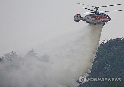 아침부터 분주한 산림청 헬기(영양=연합뉴스) 김도훈 기자 = 28일 오전 경북 영양군 석보면 일대에서 산림청 헬기가 방수 작업을 벌이고 있다. 2025.3.28 superdoo82@yna.co.kr