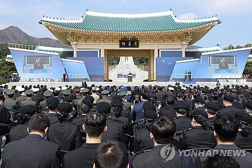 한덕수 권한대행, 서해 수호의 날 기념사(대전=연합뉴스) 홍해인 기자 = 한덕수 대통령 권한대행 국무총리가 28일 국립대전현충원에서 열린 서해 수호의 날 기념식에 참석해 기념사를 하고 있다. 2025.3.28 hihong@yna.co.kr