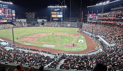 만원 관중 들어찬 한화 이글스의 새 홈구장(대전=연합뉴스) 김경윤 기자 = 야구팬들이 28일 대전한화생명볼파크에서 열린 2025 프로야구 한화 이글스와 KIA 타이거즈의 경기에서 응원전을 펼치고 있다. 2025.3.28 cycle@yna.co.kr