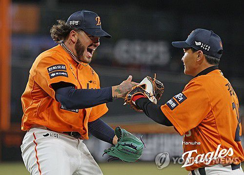 '김태연, 수비 좋아'(대전=연합뉴스) 28일 대전 한화생명 볼파크에서 열린 2025 신한 SOL 뱅크 KBO리그 프로야구 한화 이글스와 KIA 타이거즈의 개막전 경기. 6회 초 한화 선발 폰세가 실점 없이 이닝을 마친 뒤 김태연의 수비에 기뻐하고 있다. 2025.3.28 [한화이글스 제공. 재판매 및 DB 금지] swan@yna.co.kr