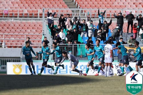 김현태의 특점 후 환호하는 안산 선수들.[한국프로축구연맹 제공. 재판매 및 DB 금지]