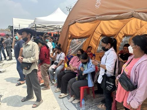 구조 현장 바라보는 실종자 가족들(방콕=연합뉴스) 강종훈 특파원 = 방콕 공사 중 건물 붕괴 실종자 가족 등이 구조작업 현장을 바라보고 있다.