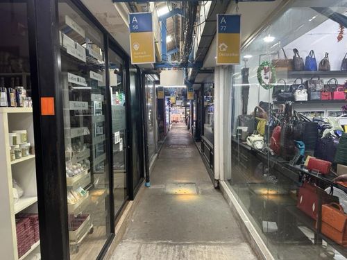 한산한 짜뚜짝 시장(방콕=연합뉴스) 강종훈 특파원 = 29일 오후 건물 붕괴 현장 인근 짜뚜짝 시장의 한산한 모습.