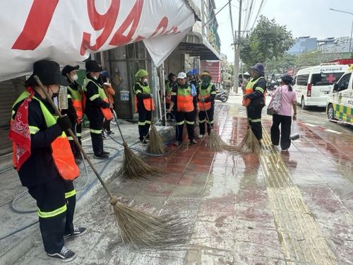 방콕 건물 붕괴 현장 주변 분진 제거 작업(방콕=연합뉴스) 강종훈 특파원 = 방콕 건물 붕괴 현장 주변에서 분진이 쌓인 인도를 청소하고 있다.