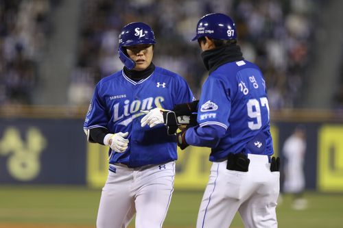 28일 경기에서 안타를 치고 출루한 삼성 류지혁(왼쪽)[삼성 라이온즈 제공. 재판매 및 DB 금지]