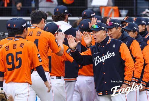 하이파이브하는 김경문 한화 감독(가운데)[한화 이글스 제공. 재배포 및 DB 금지]