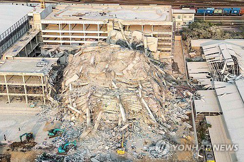 미얀마 강진으로 무너진 태국 방콕 빌딩 공사현장(방콕 AFP=연합뉴스) 28일(현지시간) 발생한 강진으로 붕괴한 태국 방콕 33층 빌딩 공사현장의 모습. 2025.03.29