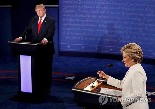 2016년 10월 19일(현지시간) 대선 토론 당시 힐러리·트럼프 후보[로이터 연합뉴스 자료사진. 재배포 및 DB 금지]