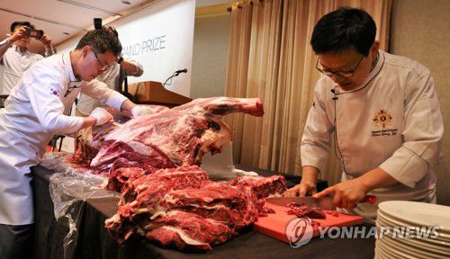 제주흑우 해체 쇼[연합뉴스 자료사진]