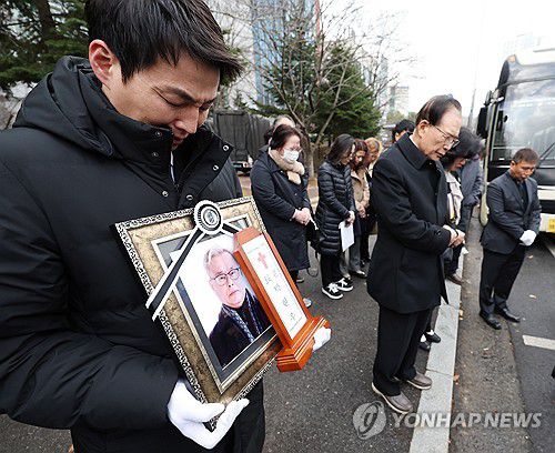 '산불 헬기 순직' 박현우 기장 발인(김포=연합뉴스) 김상연 기자 = 29일 오전 경기도 김포시 뉴고려 장례식장에서 경북 의성 산불 진화 중 헬기 추락으로 희생된 박현우(73) 기장의 발인이 엄수되고 있다. 2025.3.29 goodluck@yna.co.kr