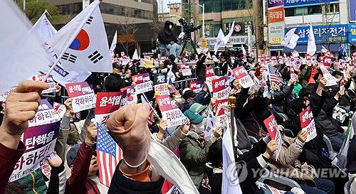 울산에서 열린 탄핵 반대 집회(울산=연합뉴스) 허광무 기자 = 29일 울산시 남구 번영사거리 일원에서 개신교 단체 세이브코리아가 주최로 윤석열 대통령 탄핵 반대 집회가 열리고 있다. 2025.3.29 hkm@yna.co.kr