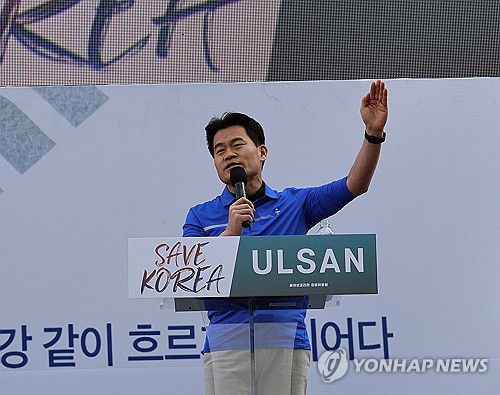 연설하는 전한길(울산=연합뉴스) 허광무 기자 = 29일 울산시 남구 번영사거리 일원에서 개신교 단체 세이브코리아가 주최로 열린 윤석열 대통령 탄핵 반대 집회에서 한국사 강사 전한길씨가 연설하고 있다. 2025.3.29 hkm@yna.co.kr