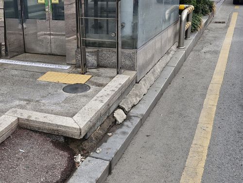 광주 운천역 승강기 주변 지반침하(광주=연합뉴스) 천정인 기자 = 27일 광주 서구 운천역에 위치한 승강기 시설물이 지반 침하로 들떠 있다. 2025.3.30 iny@yna.co.kr