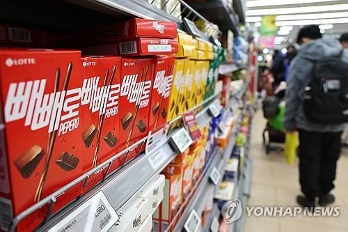 빼빼로 2000원 시대     (서울=연합뉴스) 윤동진 기자 = 초코 빼빼로(54g) 가격이 1800원에서 2000원으로 올랐다.     롯데웰푸드는 17일 초코 빼빼로 등 건·빙과 제품 26종의 가격을 평균 9.5% 인상한다고 지난 6일 밝혔다. 사진은 이날 한 대형마트에 진열된 빼빼로. 2025.2.17