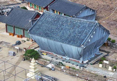 '아직 잔불 남았다'…여전히 방염포 두른 대전사[촬영 윤관식]